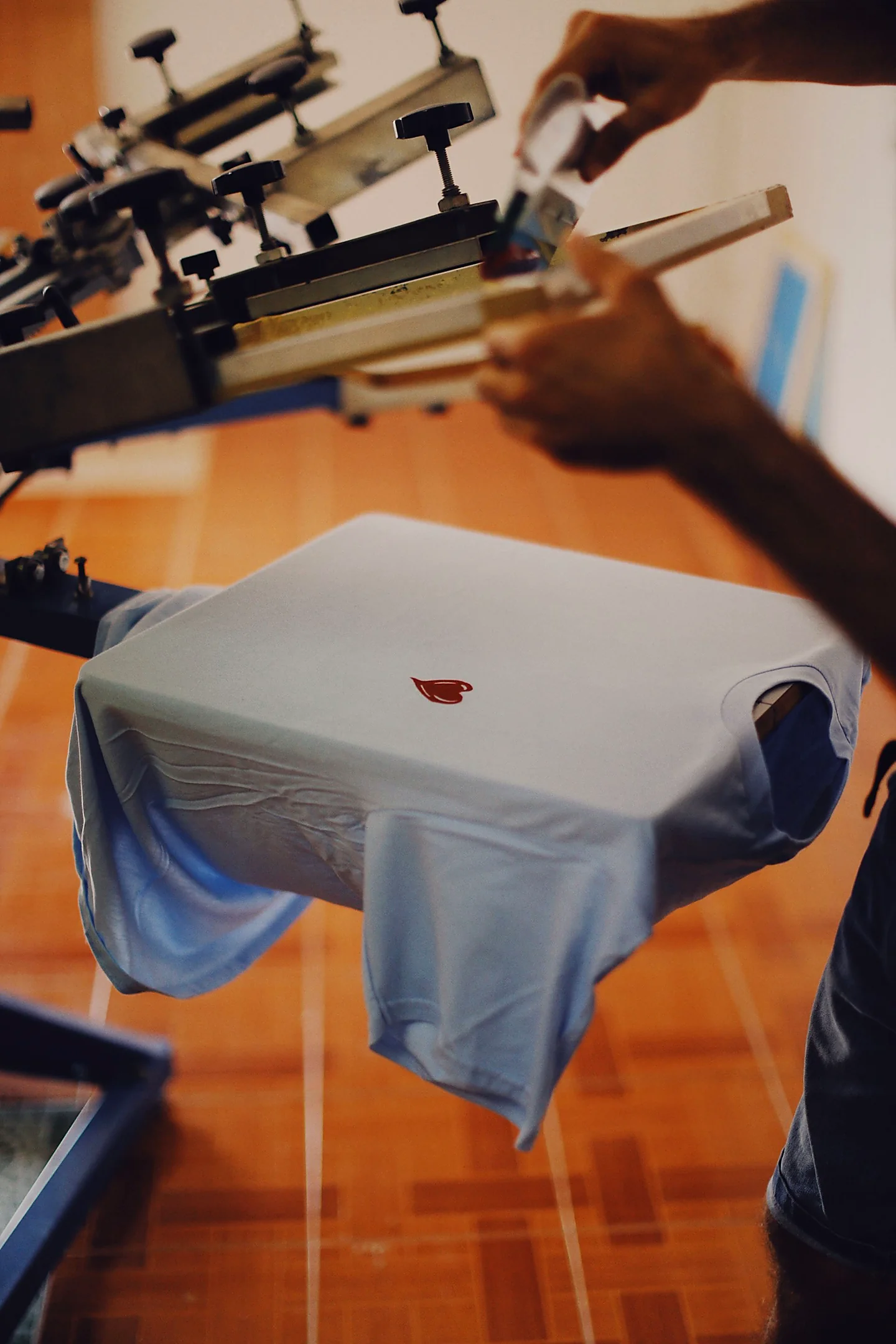 Stampa di una t-shirt personalizzata su postazione serigrafica